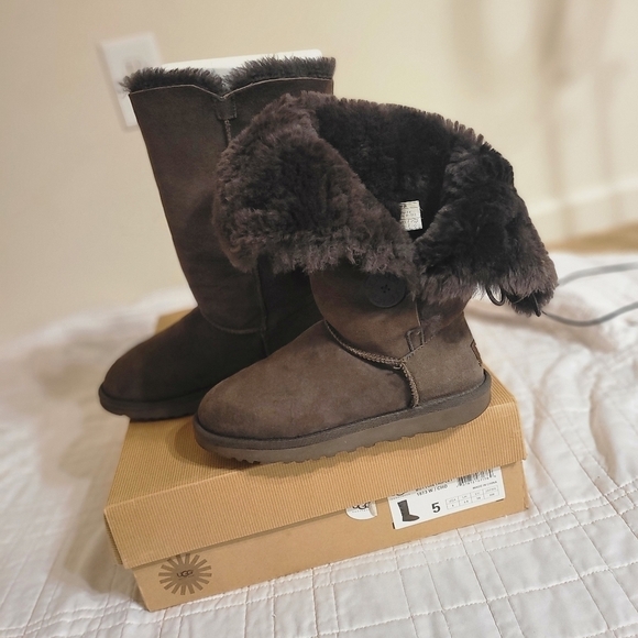 UGG Women's Bailey  Button Triplet 1873 W CHOCOLATE Mid-Calf Winter Boot size 5 - Picture 7 of 10